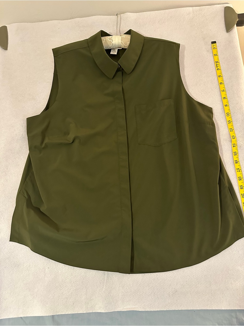 Women’s: SIZE 1X: ATHLETA Olive Green sleeveless BUTTON DOWN COLLAR SHIRT.